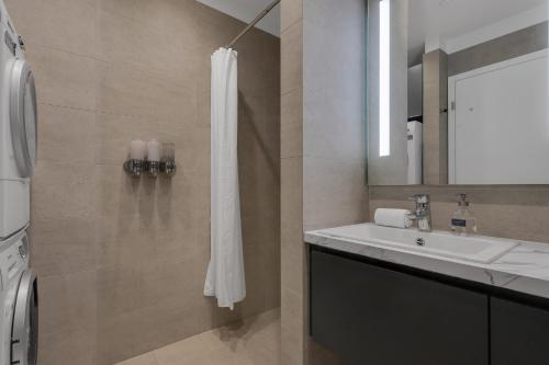 One-Bedroom Apartment with Balcony image 3