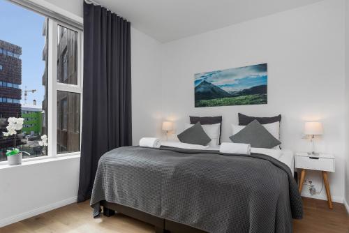 One-Bedroom Apartment with Balcony image 1