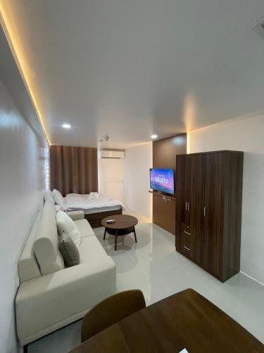 Makati City Antel Spa Residences 9B, Manila