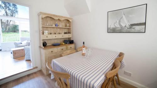 Facilities, Fort Victoria Cottages - Solent Cottage in Freshwater North
