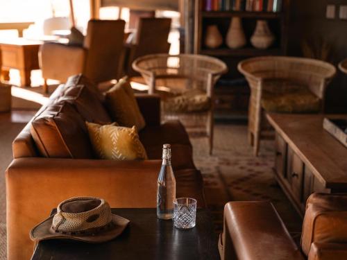 Pub/salon, Wolwedans Desert lodge in Maltahohe