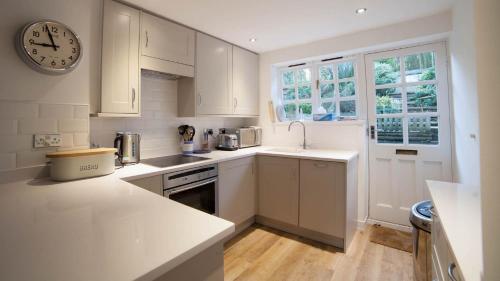 Fort Victoria Cottages - Solent Cottage in Freshwater North