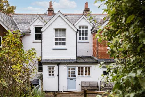 Exterior view, Fort Victoria Cottages - Solent Cottage in Freshwater North