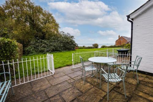 Fort Victoria Cottages - Solent Cottage in Freshwater North