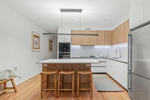 Press Play - Stylish Base in Darlinghurst Dining Hub - image 9