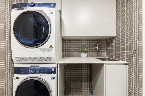 Press Play - Stylish Base in Darlinghurst Dining Hub - image 7