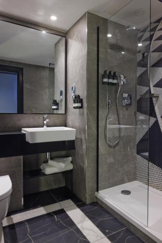 Classic Twin Room image 8