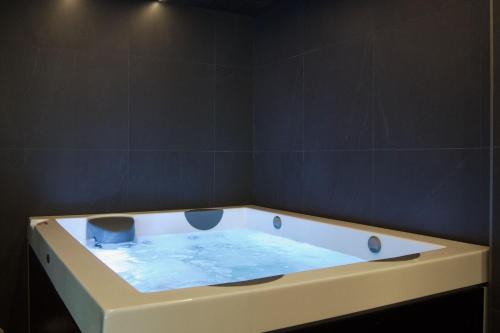 2ndhomes Suite with Sauna & Jacuzzi in Kamppi, Helsinki (photo 3)