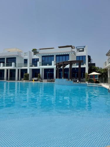 Stunning Palm Villa with Rooftop Garden, Resort Style Pool and Beach by Exclusive Holiday Homes, Dubaj (zdjęcie 9)