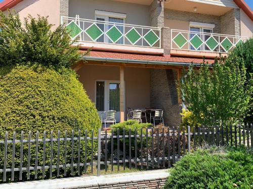 Vilma Balaton Apartmanház (Vilma Balaton Apartmanhaz) in บาลาตองมาเรียฟูร์โด