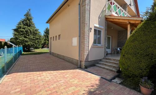 Vilma Balaton Apartmanház (Vilma Balaton Apartmanhaz) in บาลาตองมาเรียฟูร์โด