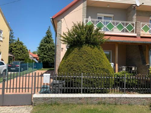 Vilma Balaton Apartmanház (Vilma Balaton Apartmanhaz) in บาลาตองมาเรียฟูร์โด