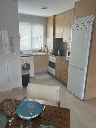 Chula Vista Apartamento, 200m de la playa, piscina, parking in 達伊穆茲