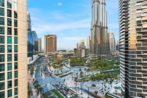 Stylish 2BR Downtown Dubai with Skyline & Burj Khalifa Views, Dubaj