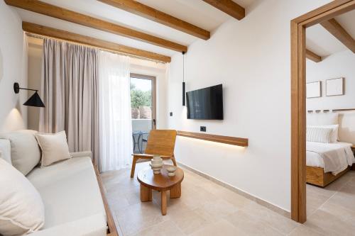 Apartment With Swimming Pool image 6