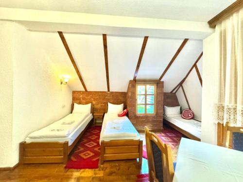 1 double bed, 2 twin beds