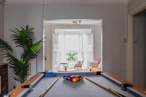 Flo Suite - Trendy 3BR Home with WIFI and parking