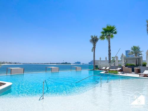 Luxury Beachfront 1BR on Palm Jumeirah & Balcony Dubai 