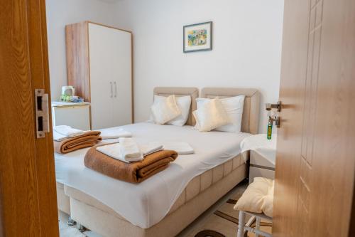 Double Room image 6