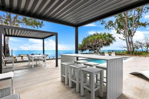 Salt & Stone Villa on the beach - Villa 2, Burrum Heads (foto 5)