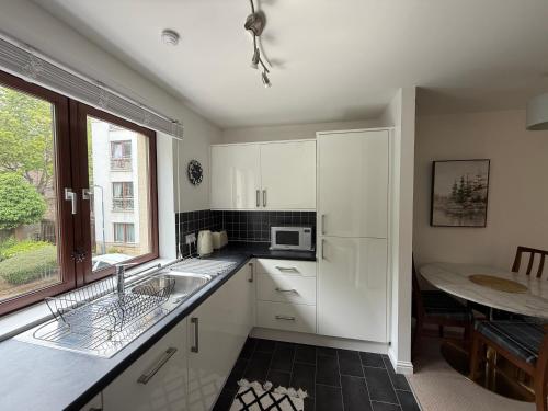 Cosy & Central 2 Bedrooms Apt - image 5