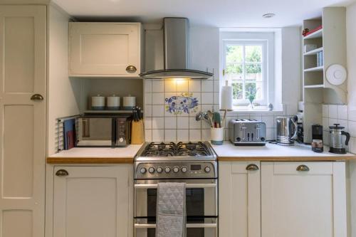 Danny Lodge - Country Cottage Near Brighton by Huluki Sussex Stays in Hurstpierpoint and Sayers Common