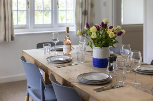 Danny Lodge - Country Cottage Near Brighton by Huluki Sussex Stays in Hurstpierpoint and Sayers Common