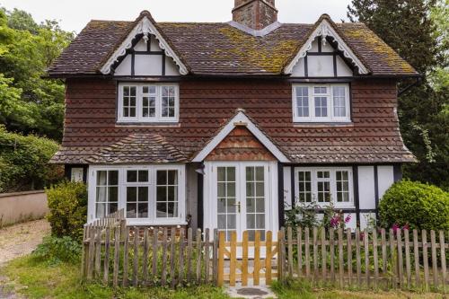 Danny Lodge - Country Cottage Near Brighton by Huluki Sussex Stays in Hurstpierpoint and Sayers Common