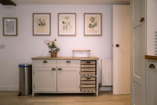 Danny Lodge - Country Cottage Near Brighton by Huluki Sussex Stays in Hurstpierpoint and Sayers Common
