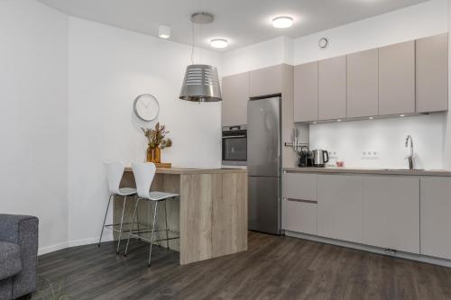 Two-Bedroom Apartment with Balcony and 2 Bathrooms image 10