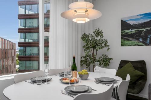 Two-Bedroom Apartment with Balcony and 2 Bathrooms image 9