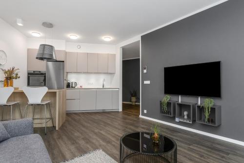 Two-Bedroom Apartment with Balcony and 2 Bathrooms image 7