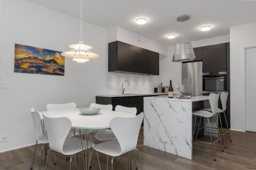 Two-Bedroom Apartment with Balcony and 2 Bathrooms image 5