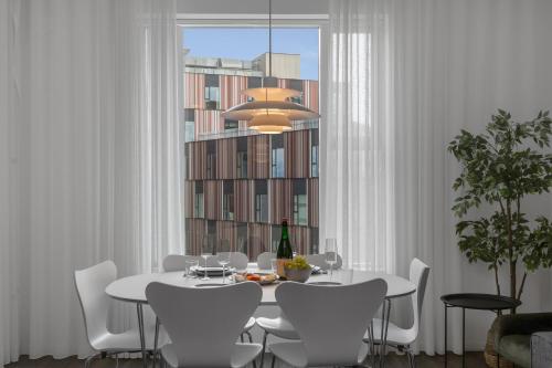 Two-Bedroom Apartment with Balcony and 2 Bathrooms image 6