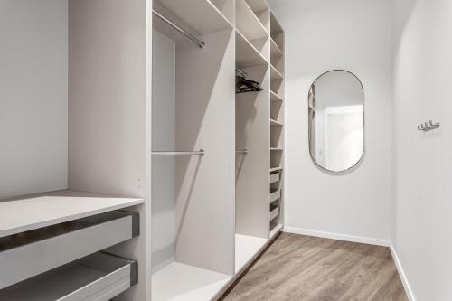 Two-Bedroom Apartment with Balcony and 2 Bathrooms image 4