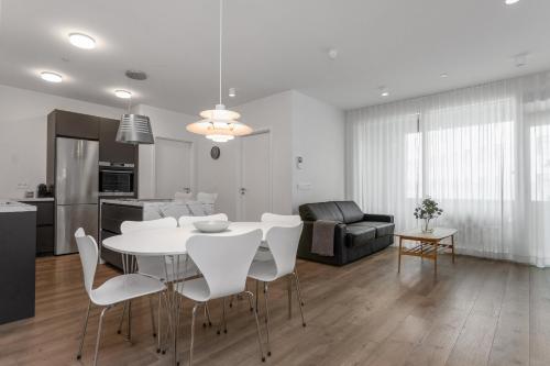Two-Bedroom Apartment with Balcony and 2 Bathrooms image 3
