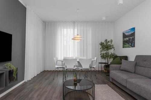 Two-Bedroom Apartment with Balcony and 2 Bathrooms image 2