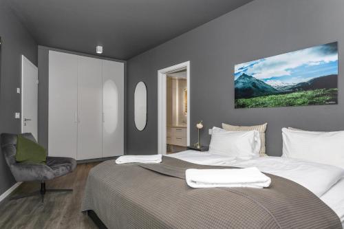 Two-Bedroom Apartment with Balcony and 2 Bathrooms image 1