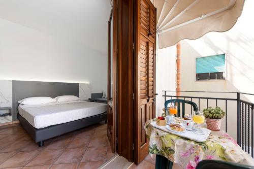 Double Room image 6