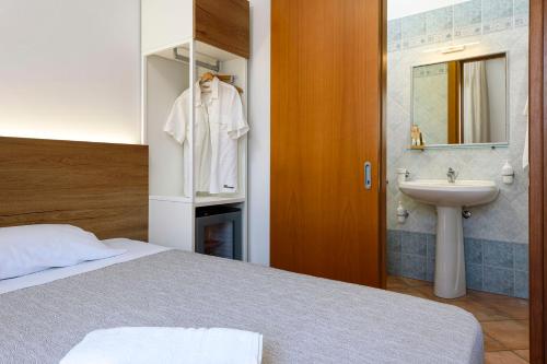Single Room image 3