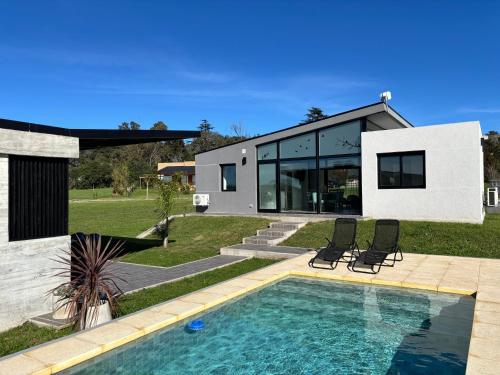 Casa de campo luminosa, cómoda con pileta y jardín, Q2