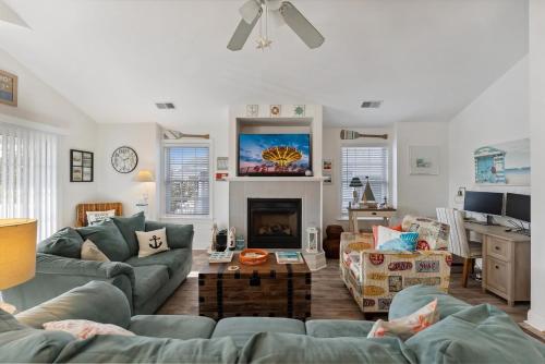 Vibrant 3 Bedroom Condo With A Bbq Grill Outdoor Shower in Wildwood, USA