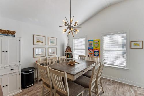 Vibrant 3 Bedroom Condo With A Bbq Grill Outdoor Shower in Wildwood, USA