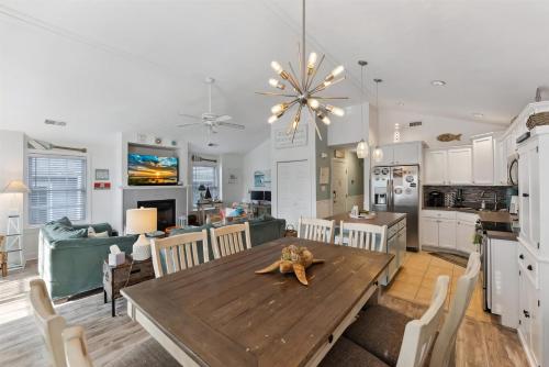 Vibrant 3 Bedroom Condo With A Bbq Grill Outdoor Shower in Wildwood, USA