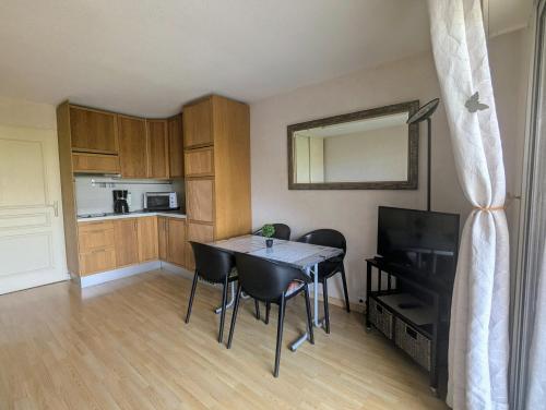 Közös társalgó / TV, Fréjus plage T1 bis climatisé- 4 Pers - balcon- côte d'Azur (Frejus plage T1 bis climatise- 4 Pers - balcon- cote d'Azur) in Frejus Plage