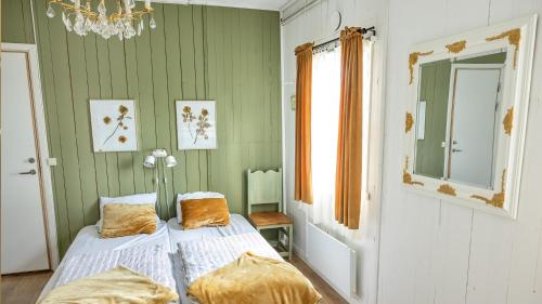 1 queen bed, 1 bunk bed