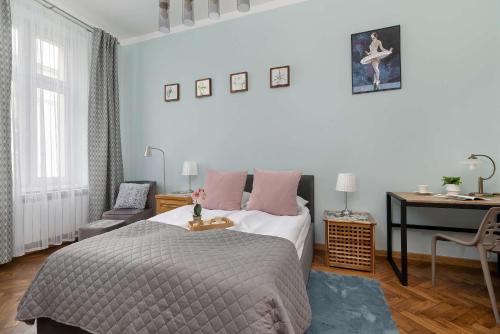 Charming Apartments with Desk in Downtown Cracow by Noclegi Renters, Cracovie