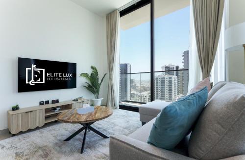 Elite LUX Holiday Homes - Stylish 2BR w Private Pool in JVC Dubai, Дубай (фото 2)