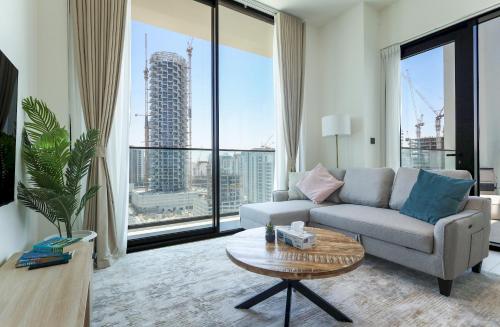 Elite LUX Holiday Homes - Stylish 2BR w Private Pool in JVC Dubai, Дубай (фото 3)