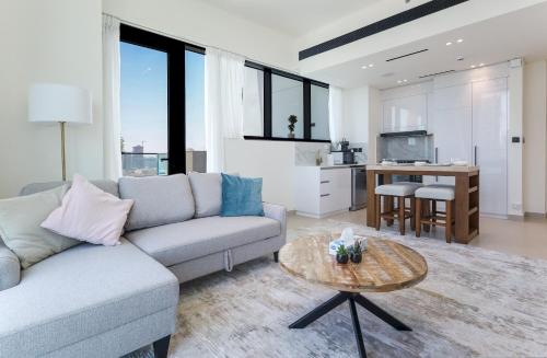 Elite LUX Holiday Homes - Stylish 2BR w Private Pool in JVC Dubai, Дубай (фото 4)